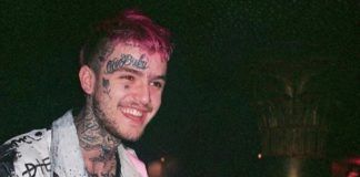 Mężczyzna w różowych włosach z tatuażami na twarzy