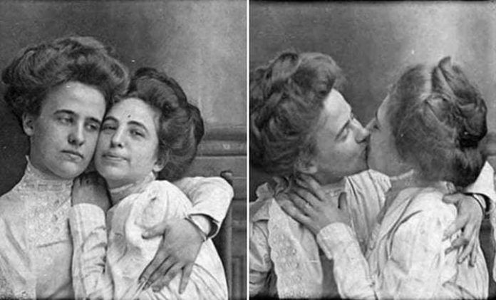 Czarno-białe zdjęcie dwóch całujących się kobiet
