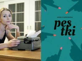 Dziewczyna siedząca nad maszyną i okładka książki Pestki