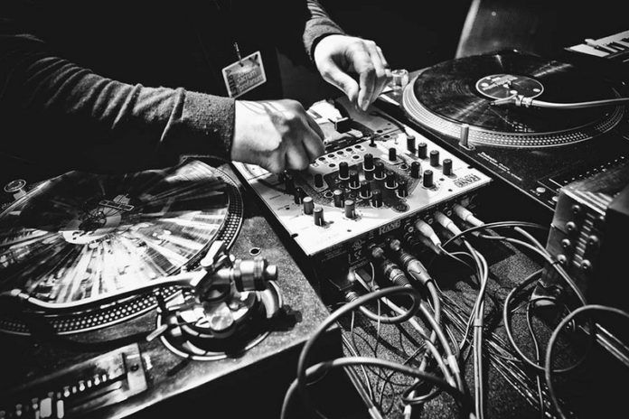 czarno-białe zdjęcie przedstawia sprzęt do tworzenia i grania muzyki elektronicznej