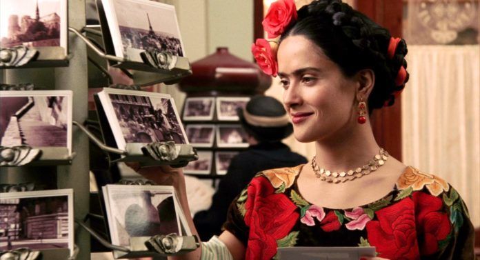 Czarnowłosa kobieta z kwiatami we włosach, kadr z filmu Frida