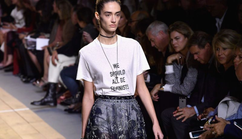 Zdjecie z pokazu mody modelka w koszulce z napisem we all should be feminists