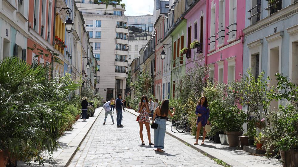 Uliczka z pastelowymi domkami w Paryżu