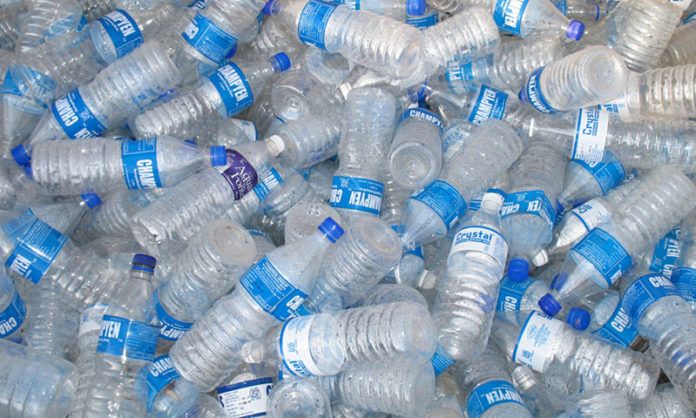 Sterta plastikowych butelek po wodzie