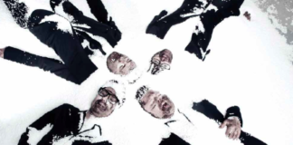 Zespół Muchy - zdjęcie na śniegu, mężczyźni ubrani w garnitury.
