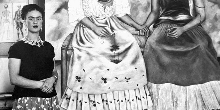 Czarno-białe zdjęcie kobiety na tle obrazu