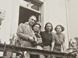 Czarno-białe zdjęcie przedstawiające trzy kobiety i mężczyznę na werandzie