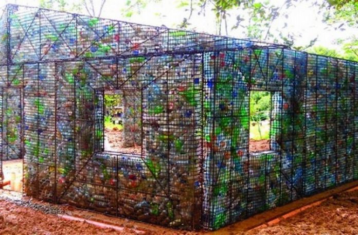 Dom z plastikowych butelek