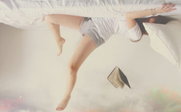 kobieta do góry nogami i książka