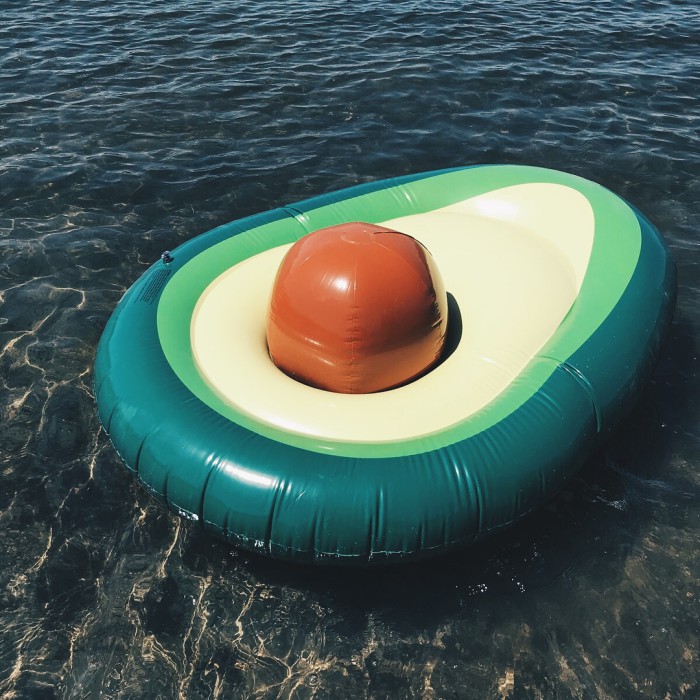  ponton w kształcie awokado na wodzie