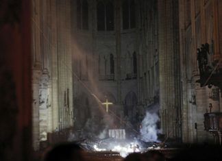 Zniszczone wnętrze kościoła