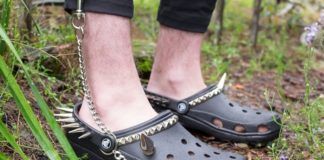 Buty typu Crocs z ćwiekami i łańcuchem