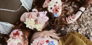 cztery dziewczyny z kwiatami na twarzy