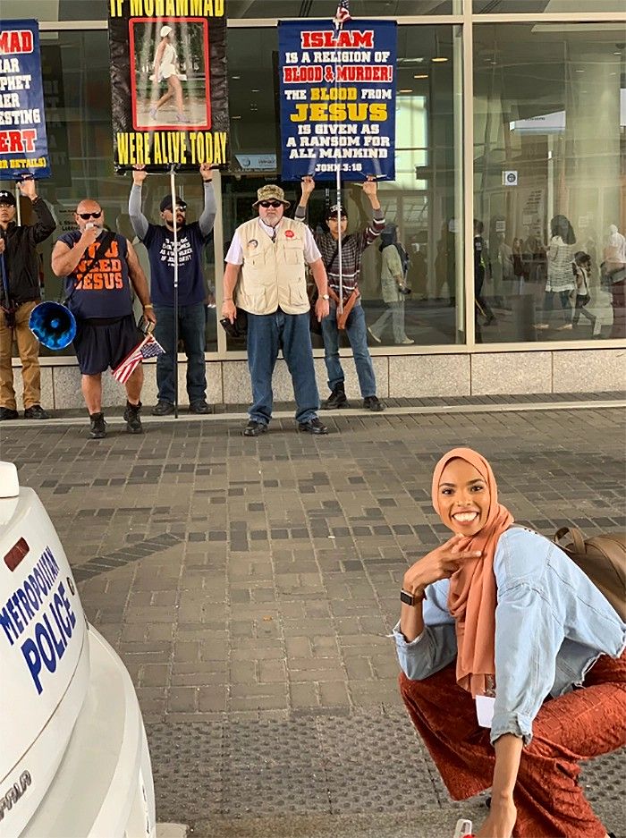 FormatFactorymuslim posing anti islam protest shaymaa ismaaeel 1 5cc00d47823e6 700 Zdjęcie uśmiechniętej muzułmanki pozującej na tle protestu przeciwko islamowi podbiło serca internatów