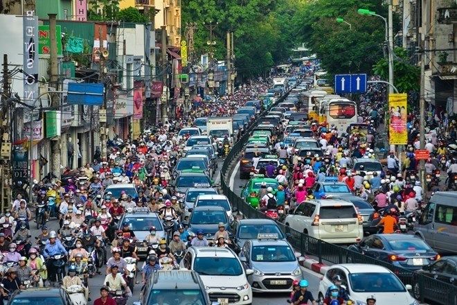 Ulica pełna samochodów i rowerzystów