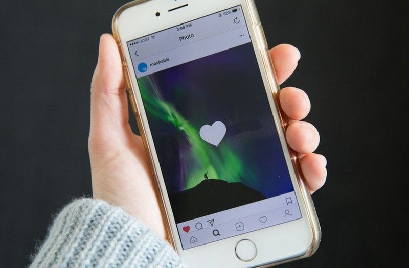 Ręka trzymająca telefon z otwartą aplikacją Instagram