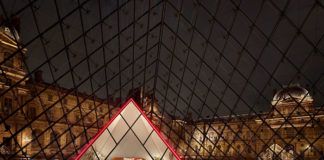 Wnętrze piramidy Luwru z sypialnią w środku