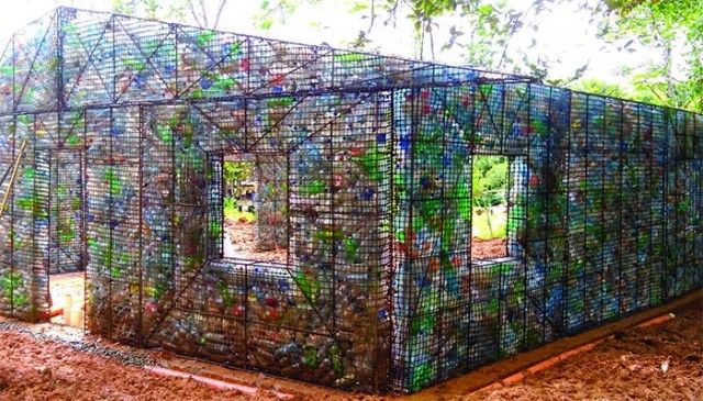 plastic bottle village house pollution robert bezeau panama 27 5cbed544d1fd3 700 Mężczyzna buduje domy ze zużytych plastikowych butelek. Efekt jest niesamowity