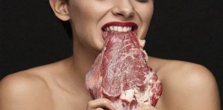 Kobieta gryząca surowe mięso