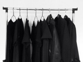 Czarne ubrania na wieszakach