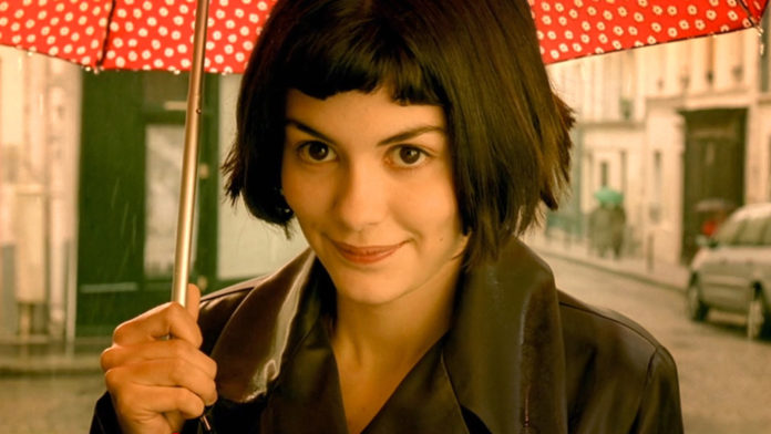 Dziewczyna w czarnych, krótkich włosach z parasolką w dłoni