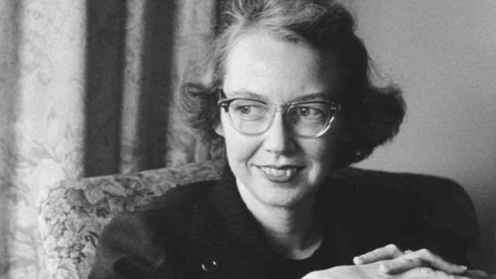 Czarno-białe zdjęcie kobiety w okularach