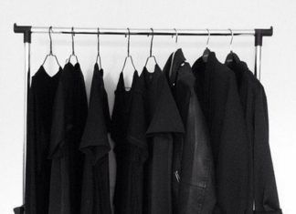 Czarne ubrania na wieszakach