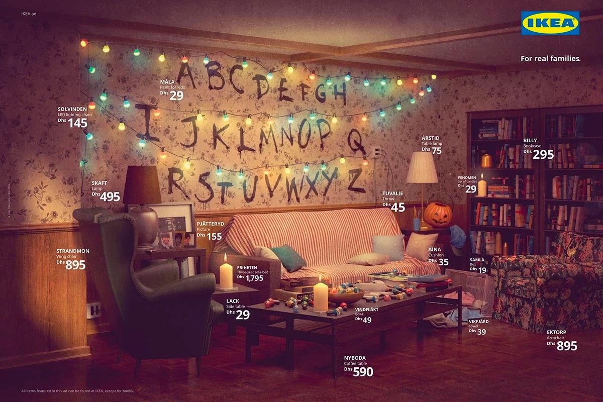 Pokój z alfabetem na ścianie i lampaki ze Stranger THings