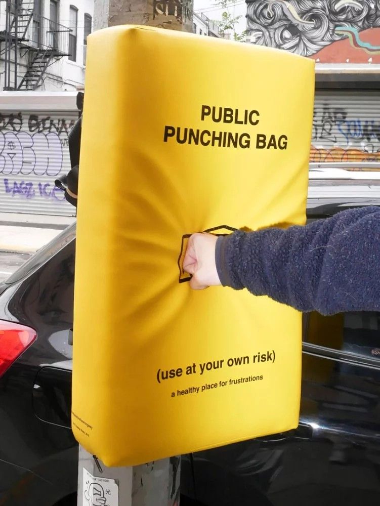 dtttww public punching bag designboom 1 Na ulicach Nowego Jorku pojawiły się worki treningowe, które mają pomóc mieszkańcom uwolnić frustracje