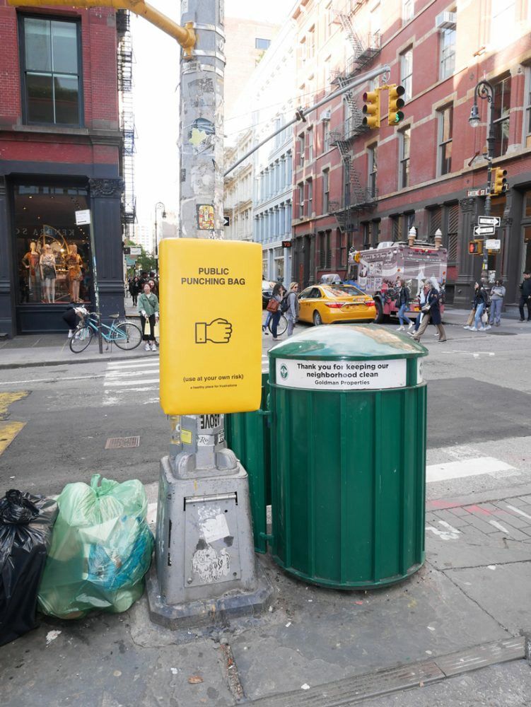 dtttww public punching bag designboom 3 Na ulicach Nowego Jorku pojawiły się worki treningowe, które mają pomóc mieszkańcom uwolnić frustracje