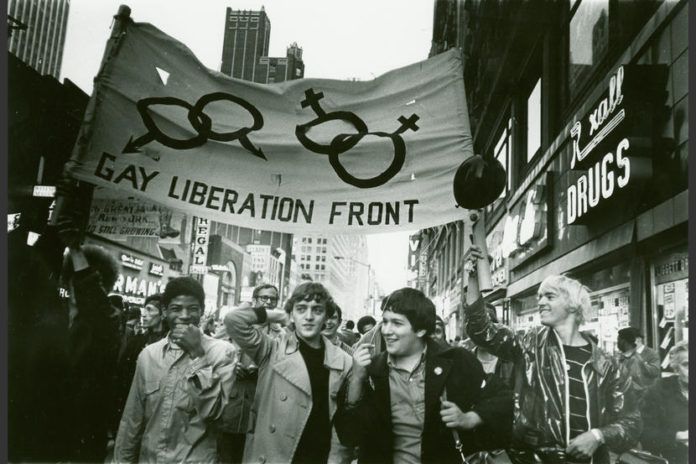 Czarno-białe zdjęcie strajkujących mężczyzn