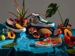 Różne buty ułożone na materiale wsród owoców