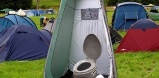Namiot z toaletą w środku