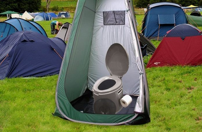 Namiot z toaletą w środku