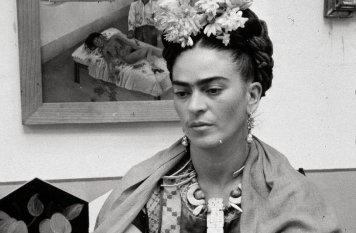 Czarno-białe zdjęcie kobiety z kwiatami na głowie