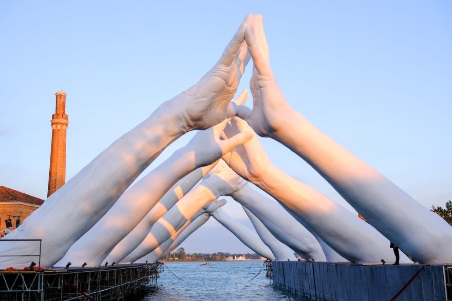building bridges hand sculpture installation lorenzo quinn the arsenale venice 5d0779e52bb55 880 W Wenecji pojawiła się olbrzymia rzeźba z wyjątkowym przesłaniem. Czy jesteśmy w stanie żyć ponad podziałami?