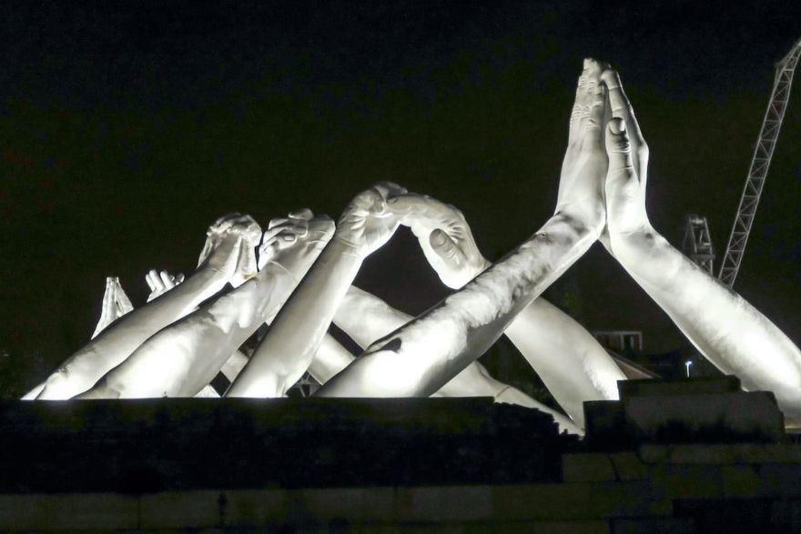building bridges hand sculpture installation lorenzo quinn the arsenale venice 5d0779e6974cf 880 W Wenecji pojawiła się olbrzymia rzeźba z wyjątkowym przesłaniem. Czy jesteśmy w stanie żyć ponad podziałami?