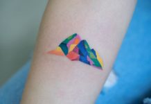 Kolorowy tatuaż przedstawiający góry