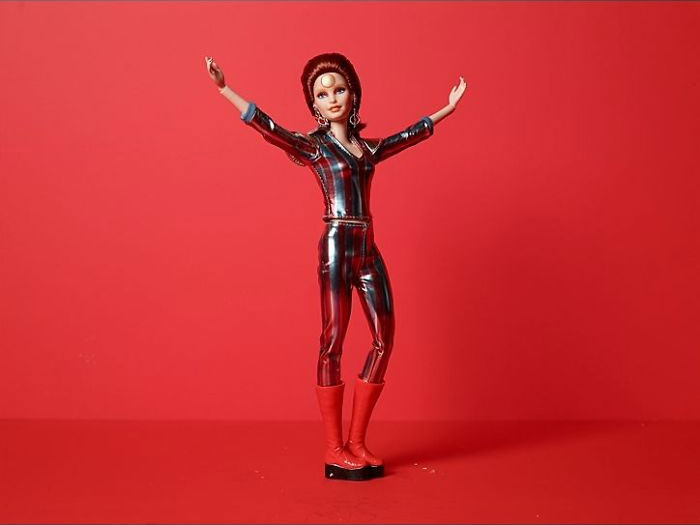 Barbie doll is released in a version inspired by David Bowies Ziggy Stardust 5d39676e73ce5 700 Mattel na cześć Davida Bowiego wprowadza do sprzedaży lalkę Ziggy Stardust