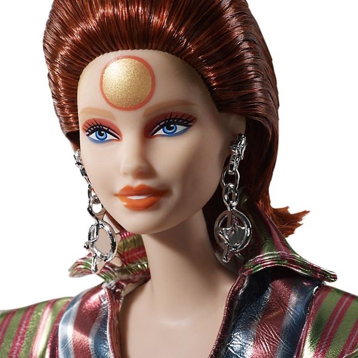 David Bowie como Ziggy Stardust Barbie 6 5d38c69f2ec2e 700 Mattel na cześć Davida Bowiego wprowadza do sprzedaży lalkę Ziggy Stardust
