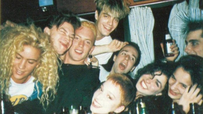 Zlot fanów Depeche Mode. Analogowe zdjęcie grupy bawiących się ludzi