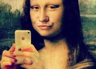 Mona Lisa z wydętymi ustami i telefonem