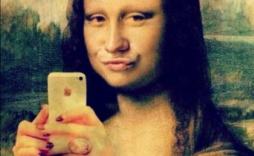 Mona Lisa z wydętymi ustami i telefonem