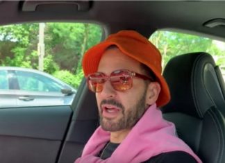 Mężczyzna siedzący w samochodzie w pomarańczowym kapeluszu