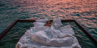 Kobieta śpiąca nad oceanem