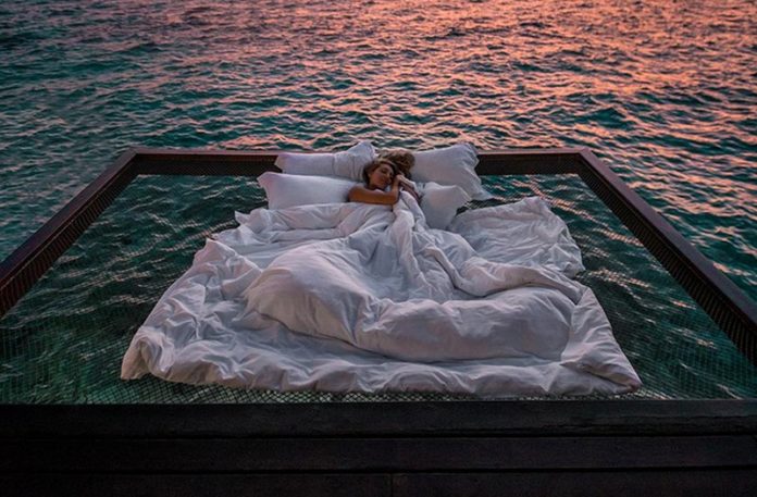 Kobieta śpiąca nad oceanem