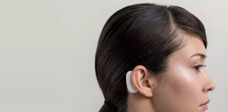 Kobieta z implantem za uchem