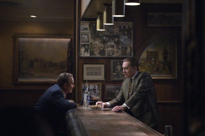 Dwóch mężczyzn siedzących przy barze