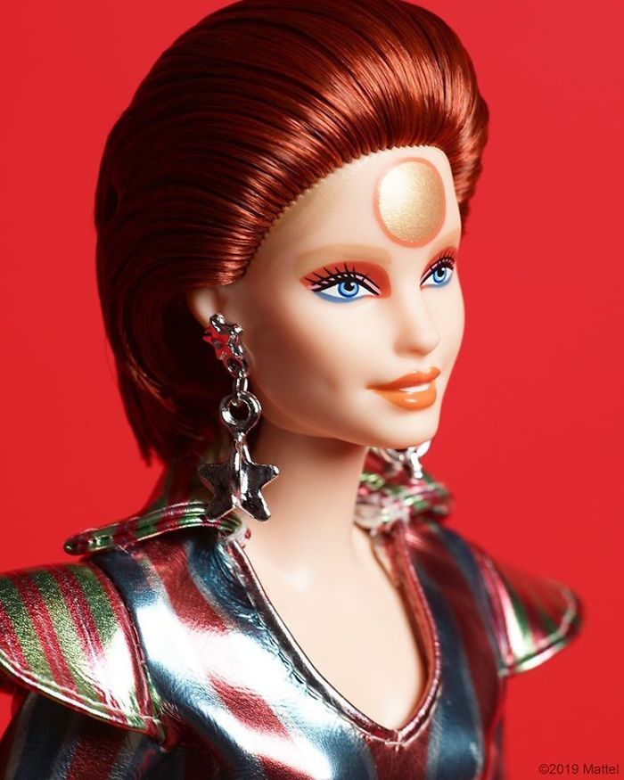Barbie doll is released in a version inspired by David Bowies Ziggy Stardust 5d38ca07e9fe9 700 Mattel na cześć Davida Bowiego wprowadza do sprzedaży lalkę Ziggy Stardust