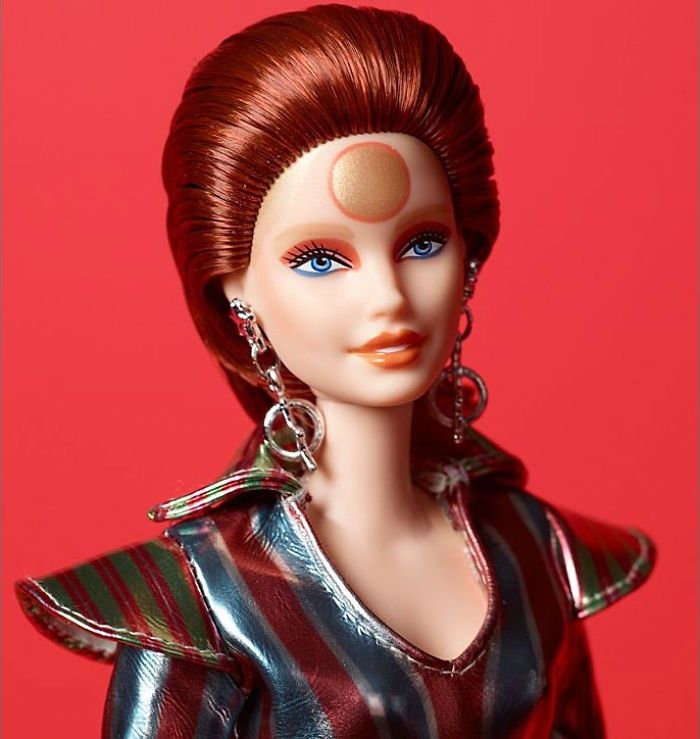 Barbie doll is released in a version inspired by David Bowies Ziggy Stardust 5d39676fefe3a 700 Mattel na cześć Davida Bowiego wprowadza do sprzedaży lalkę Ziggy Stardust